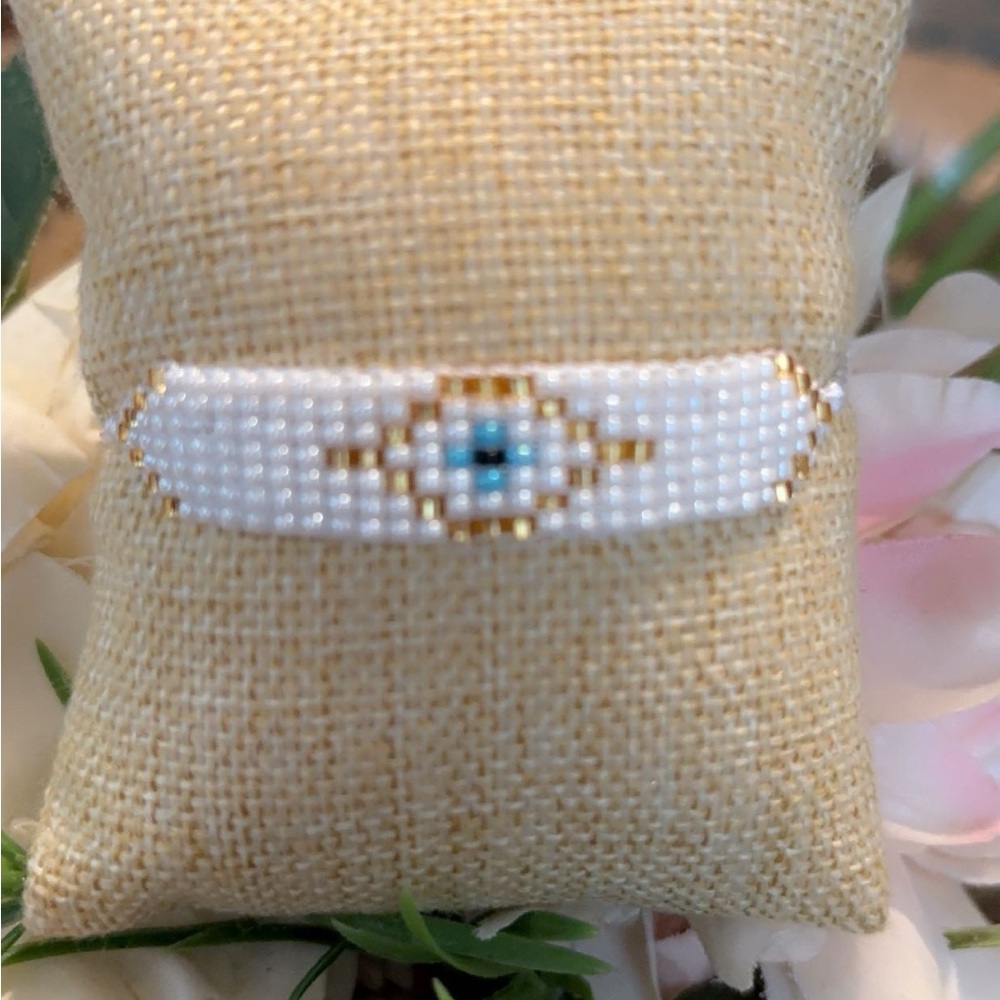 Elegant White and Gold Beaded Bracelet